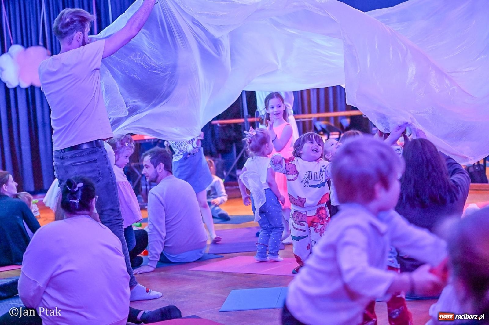 Zdjęcie w galerii na portalu naszraciborz.pl: Od Śnieżki po kosmiczne opowieści. Muzyczna podróż dla najmłodszych w Raciborskim Centrum Kultury wiadomości z regionu