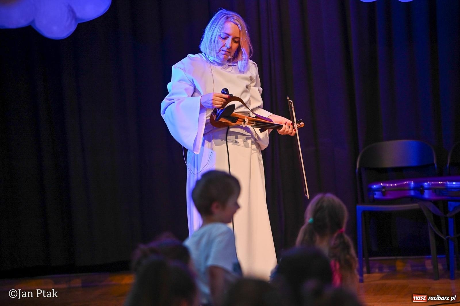 Zdjęcie w galerii na portalu naszraciborz.pl: Od Śnieżki po kosmiczne opowieści. Muzyczna podróż dla najmłodszych w Raciborskim Centrum Kultury wiadomości z regionu