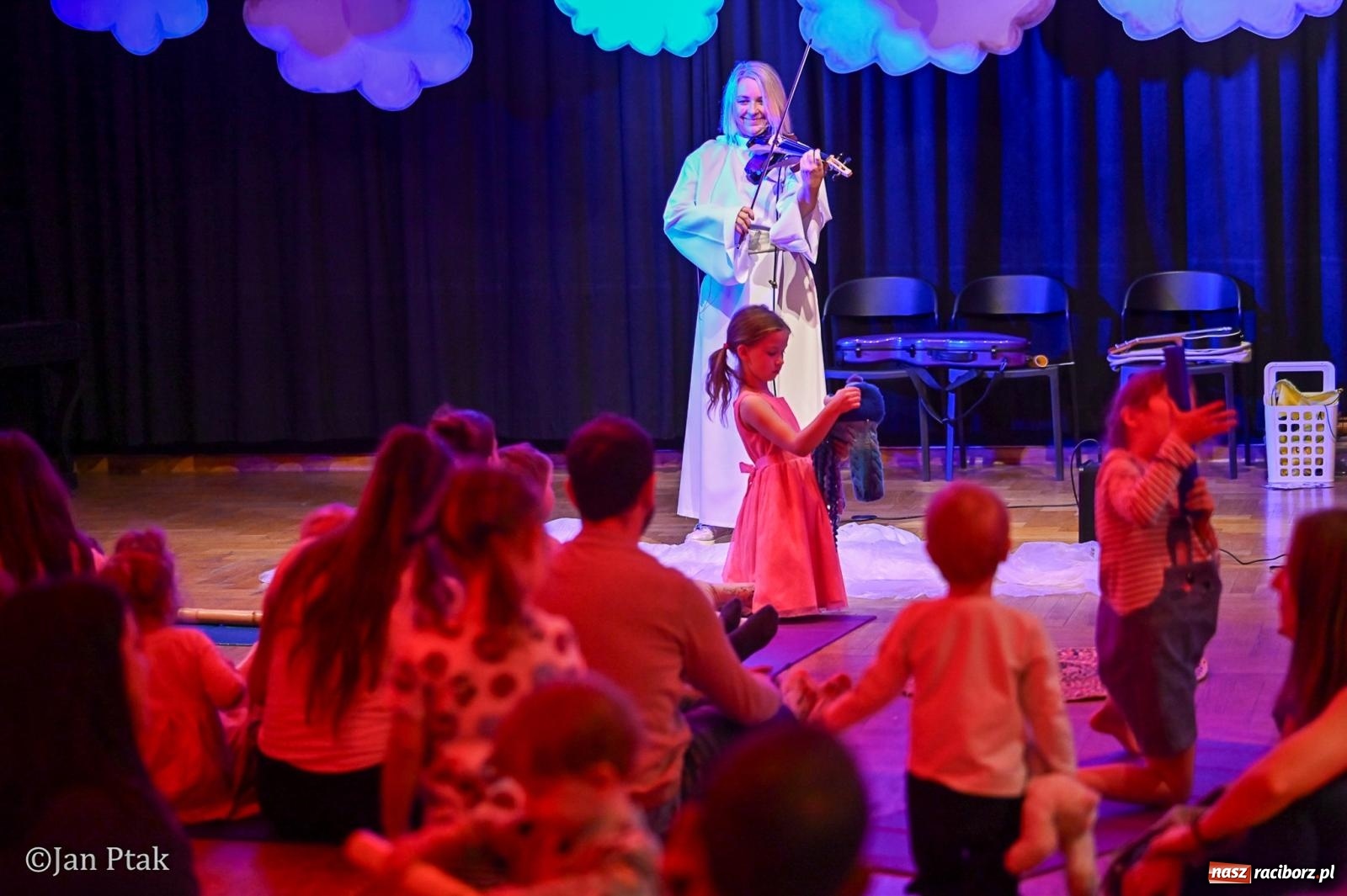 Zdjęcie w galerii na portalu naszraciborz.pl: Od Śnieżki po kosmiczne opowieści. Muzyczna podróż dla najmłodszych w Raciborskim Centrum Kultury wiadomości z regionu