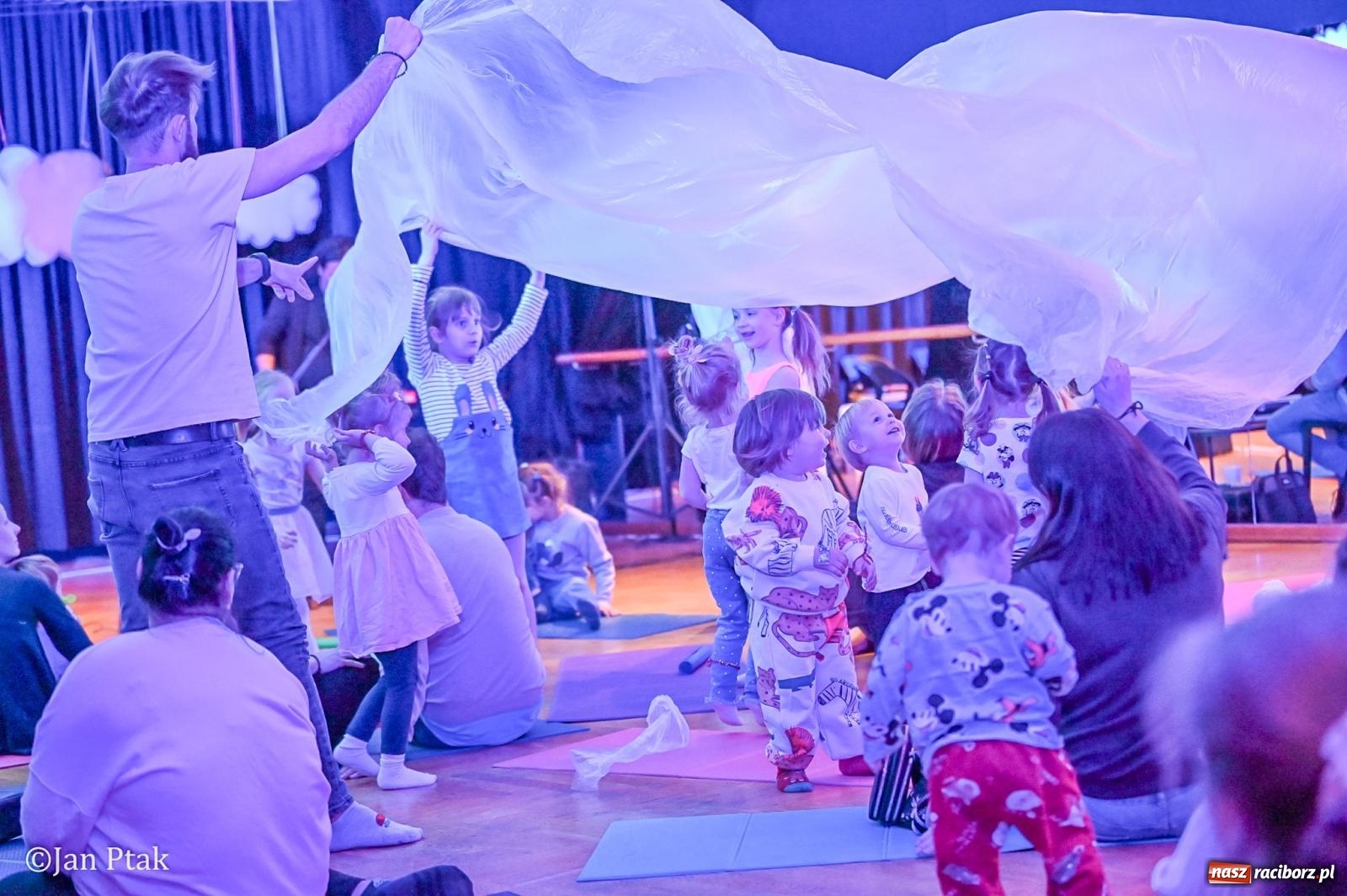 Zdjęcie w galerii na portalu naszraciborz.pl: Od Śnieżki po kosmiczne opowieści. Muzyczna podróż dla najmłodszych w Raciborskim Centrum Kultury wiadomości z regionu