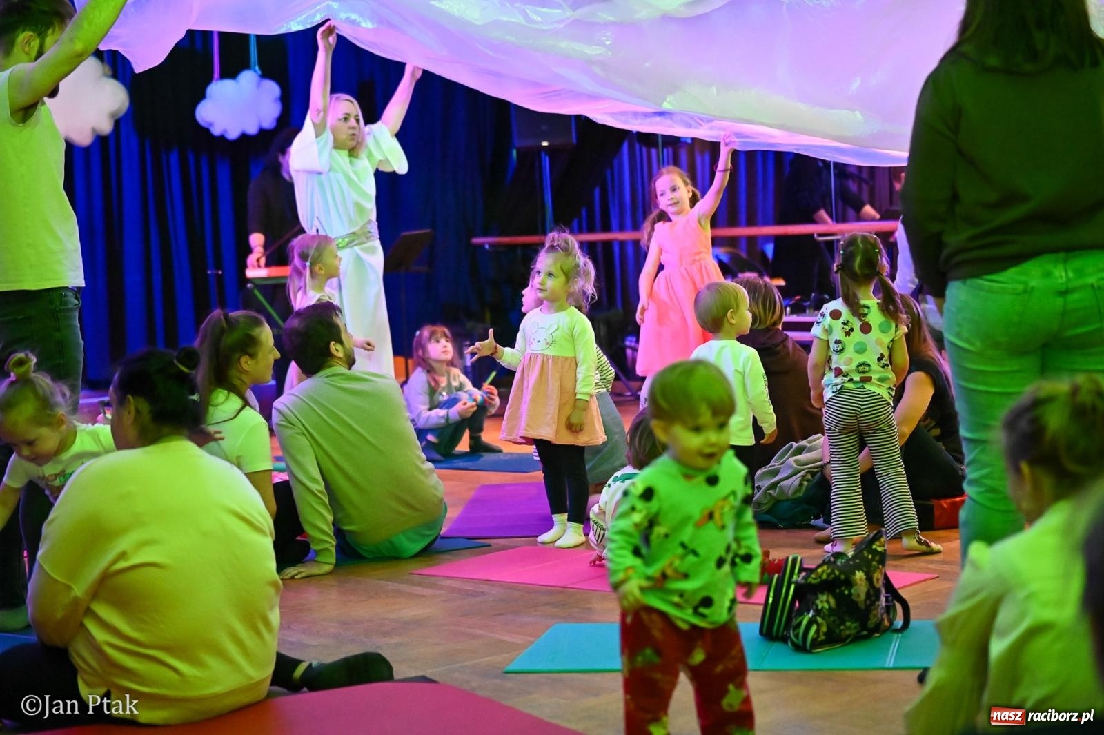 Zdjęcie w galerii na portalu naszraciborz.pl: Od Śnieżki po kosmiczne opowieści. Muzyczna podróż dla najmłodszych w Raciborskim Centrum Kultury wiadomości z regionu