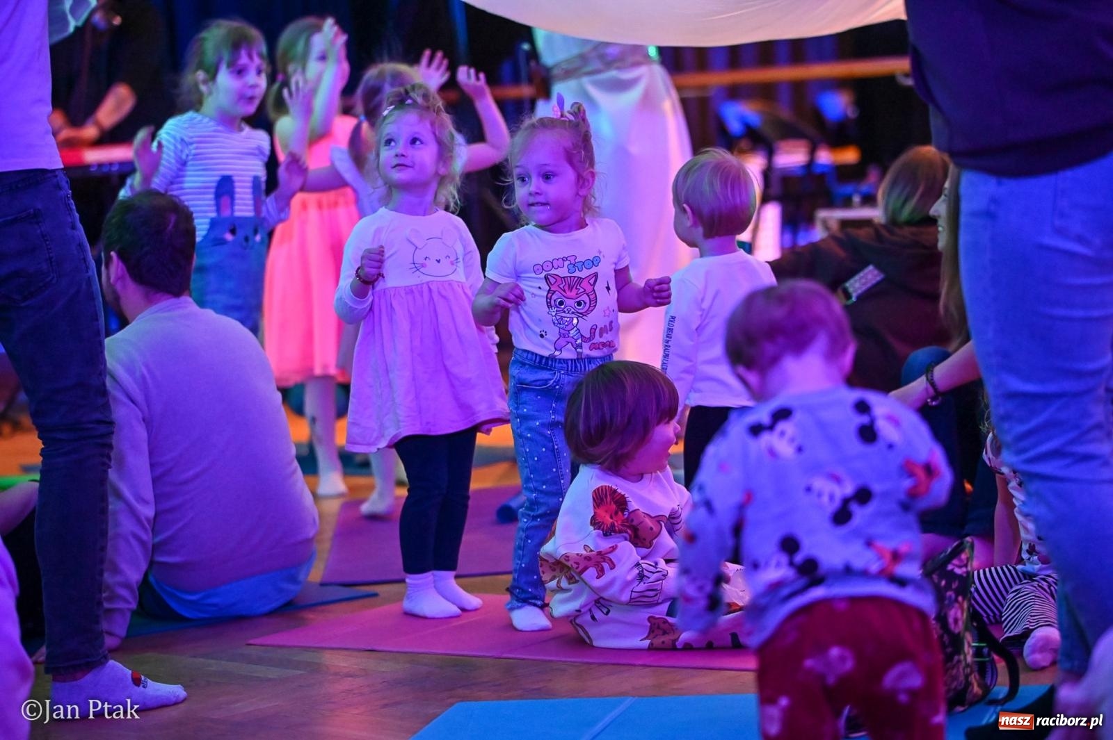 Zdjęcie w galerii na portalu naszraciborz.pl: Od Śnieżki po kosmiczne opowieści. Muzyczna podróż dla najmłodszych w Raciborskim Centrum Kultury wiadomości z regionu