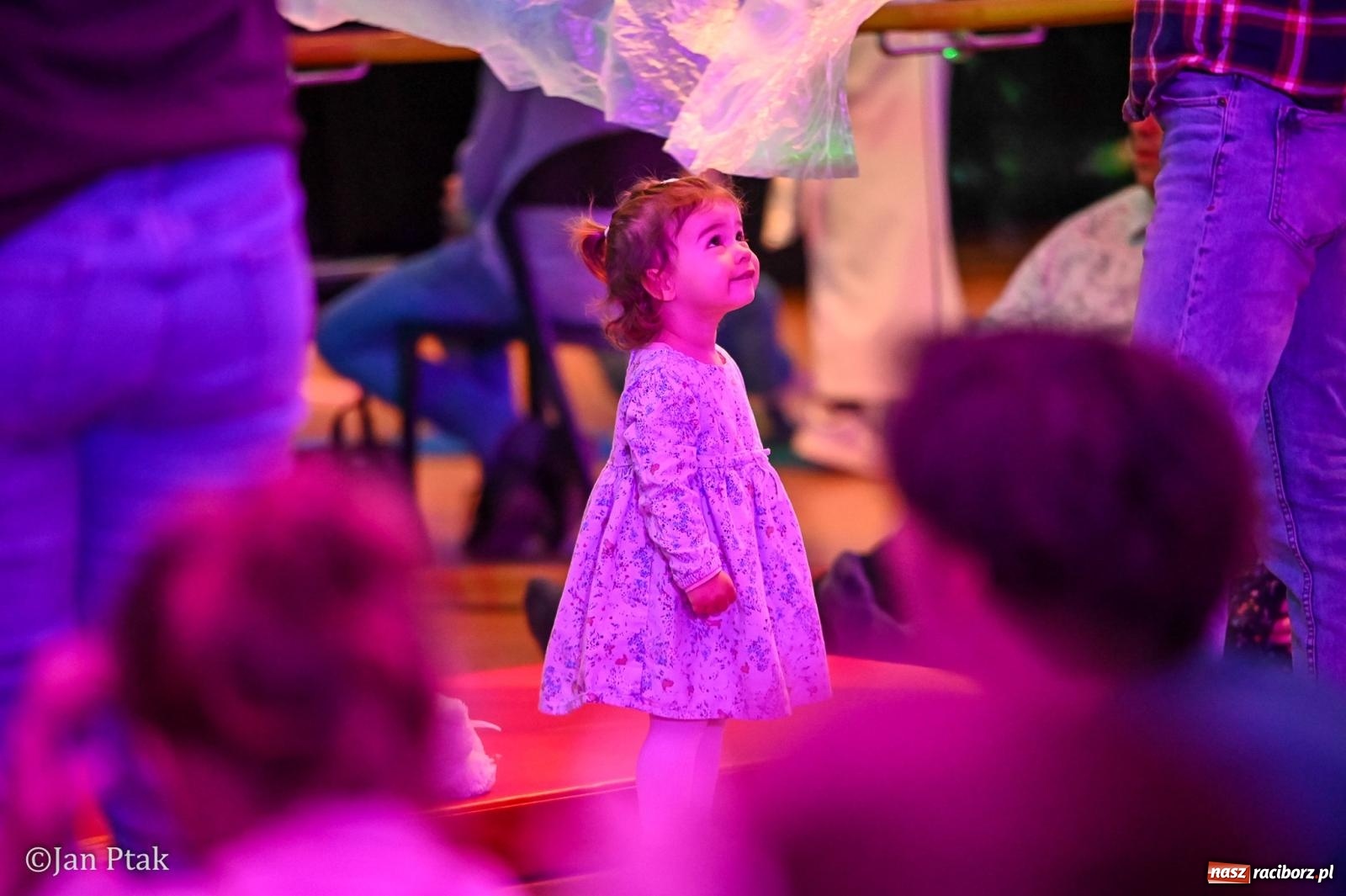 Zdjęcie w galerii na portalu naszraciborz.pl: Od Śnieżki po kosmiczne opowieści. Muzyczna podróż dla najmłodszych w Raciborskim Centrum Kultury wiadomości z regionu