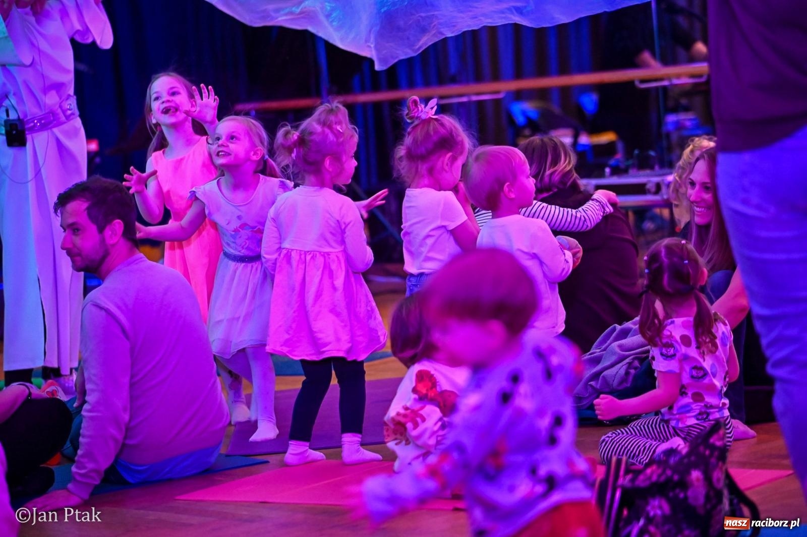Zdjęcie w galerii na portalu naszraciborz.pl: Od Śnieżki po kosmiczne opowieści. Muzyczna podróż dla najmłodszych w Raciborskim Centrum Kultury wiadomości z regionu