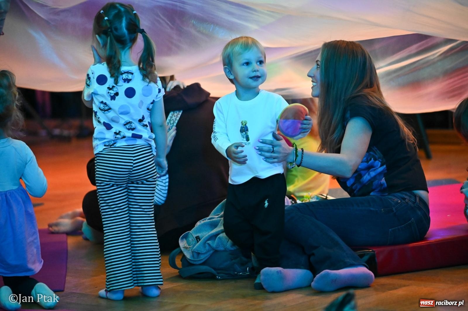 Zdjęcie w galerii na portalu naszraciborz.pl: Od Śnieżki po kosmiczne opowieści. Muzyczna podróż dla najmłodszych w Raciborskim Centrum Kultury wiadomości z regionu