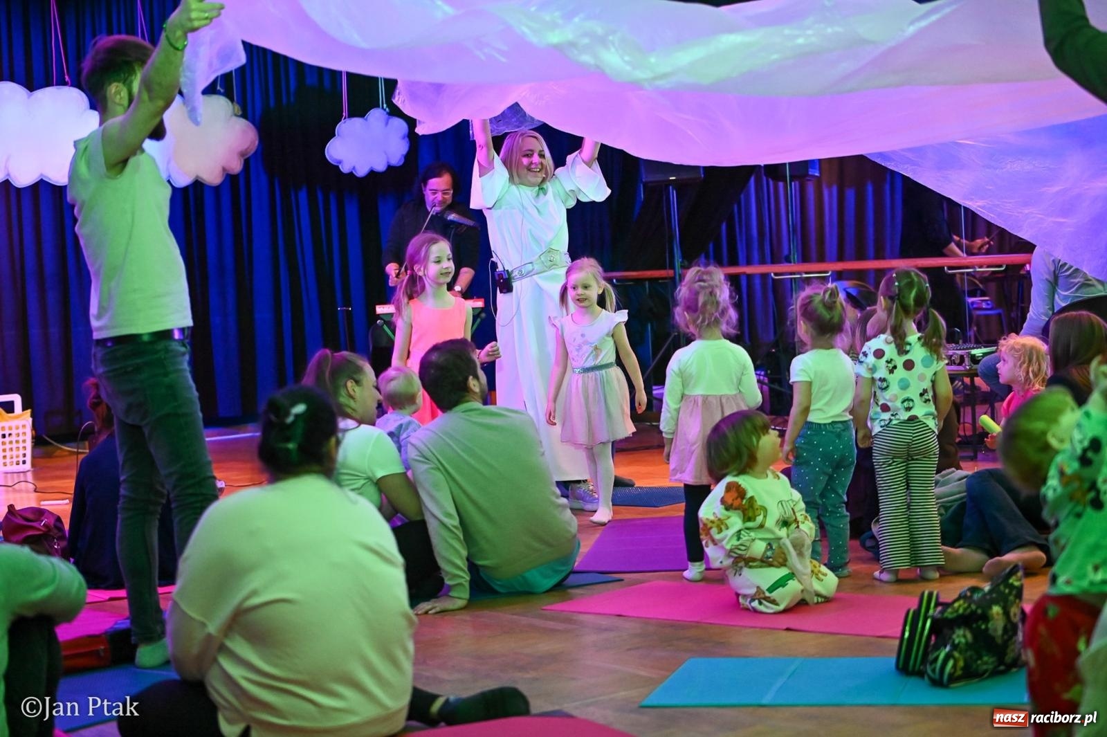 Zdjęcie w galerii na portalu naszraciborz.pl: Od Śnieżki po kosmiczne opowieści. Muzyczna podróż dla najmłodszych w Raciborskim Centrum Kultury wiadomości z regionu