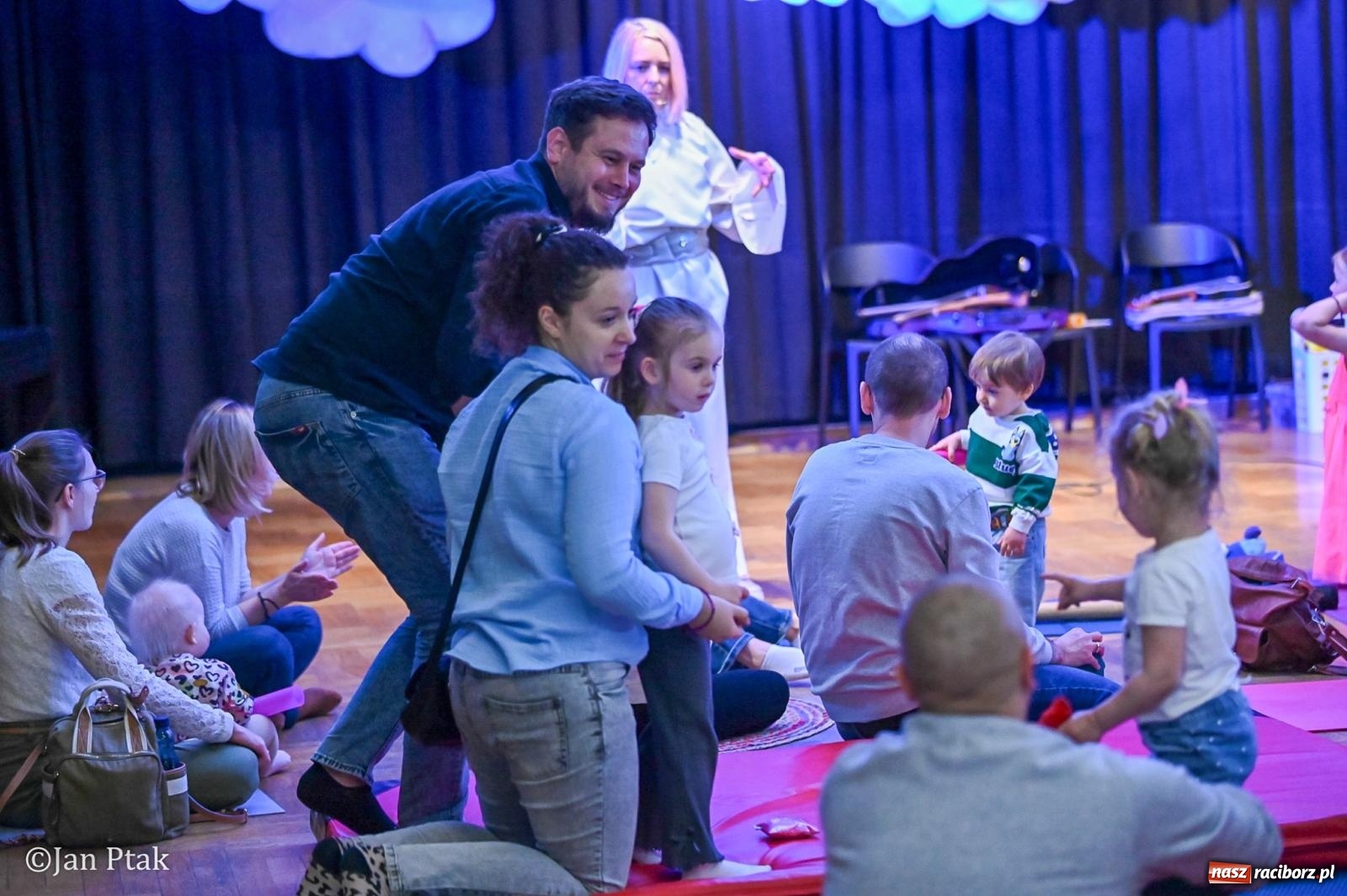 Zdjęcie w galerii na portalu naszraciborz.pl: Od Śnieżki po kosmiczne opowieści. Muzyczna podróż dla najmłodszych w Raciborskim Centrum Kultury wiadomości z regionu
