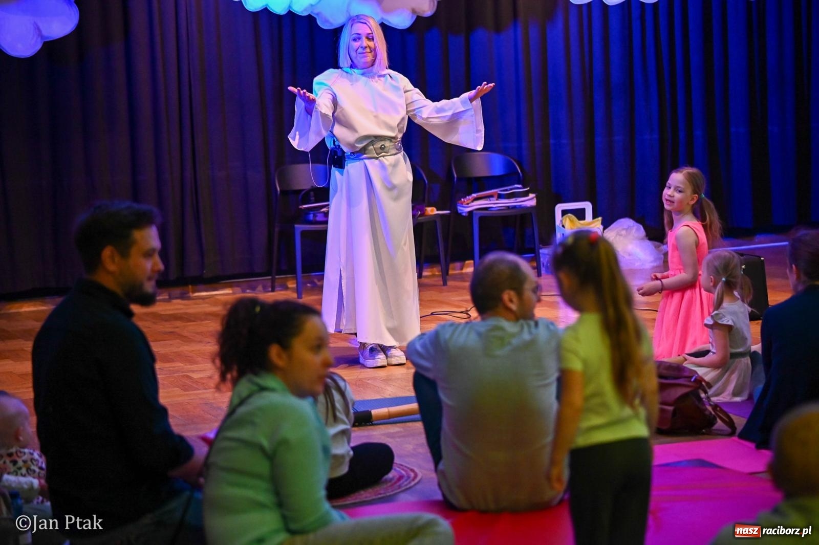 Zdjęcie w galerii na portalu naszraciborz.pl: Od Śnieżki po kosmiczne opowieści. Muzyczna podróż dla najmłodszych w Raciborskim Centrum Kultury wiadomości z regionu