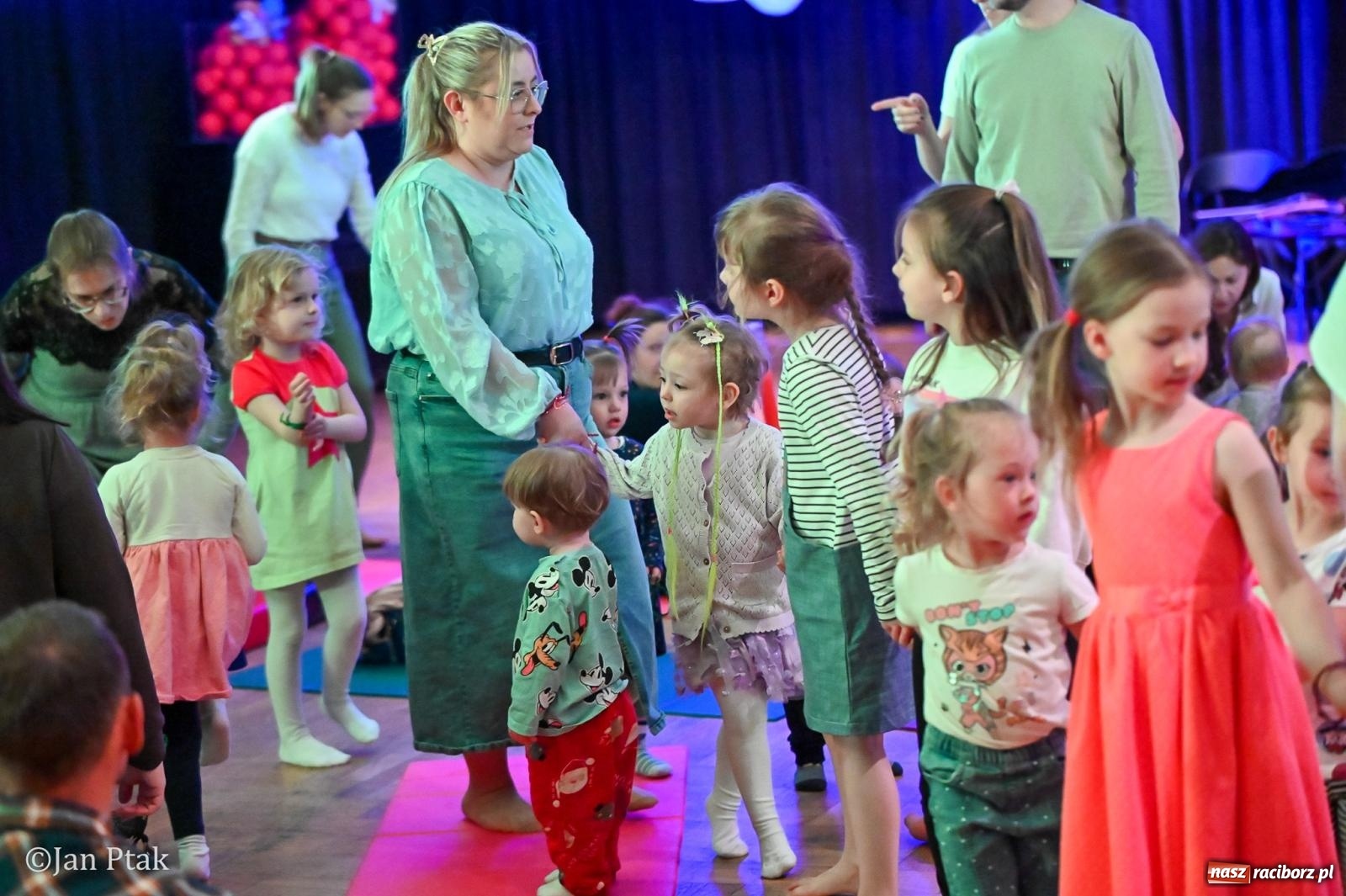 Zdjęcie w galerii na portalu naszraciborz.pl: Od Śnieżki po kosmiczne opowieści. Muzyczna podróż dla najmłodszych w Raciborskim Centrum Kultury wiadomości z regionu