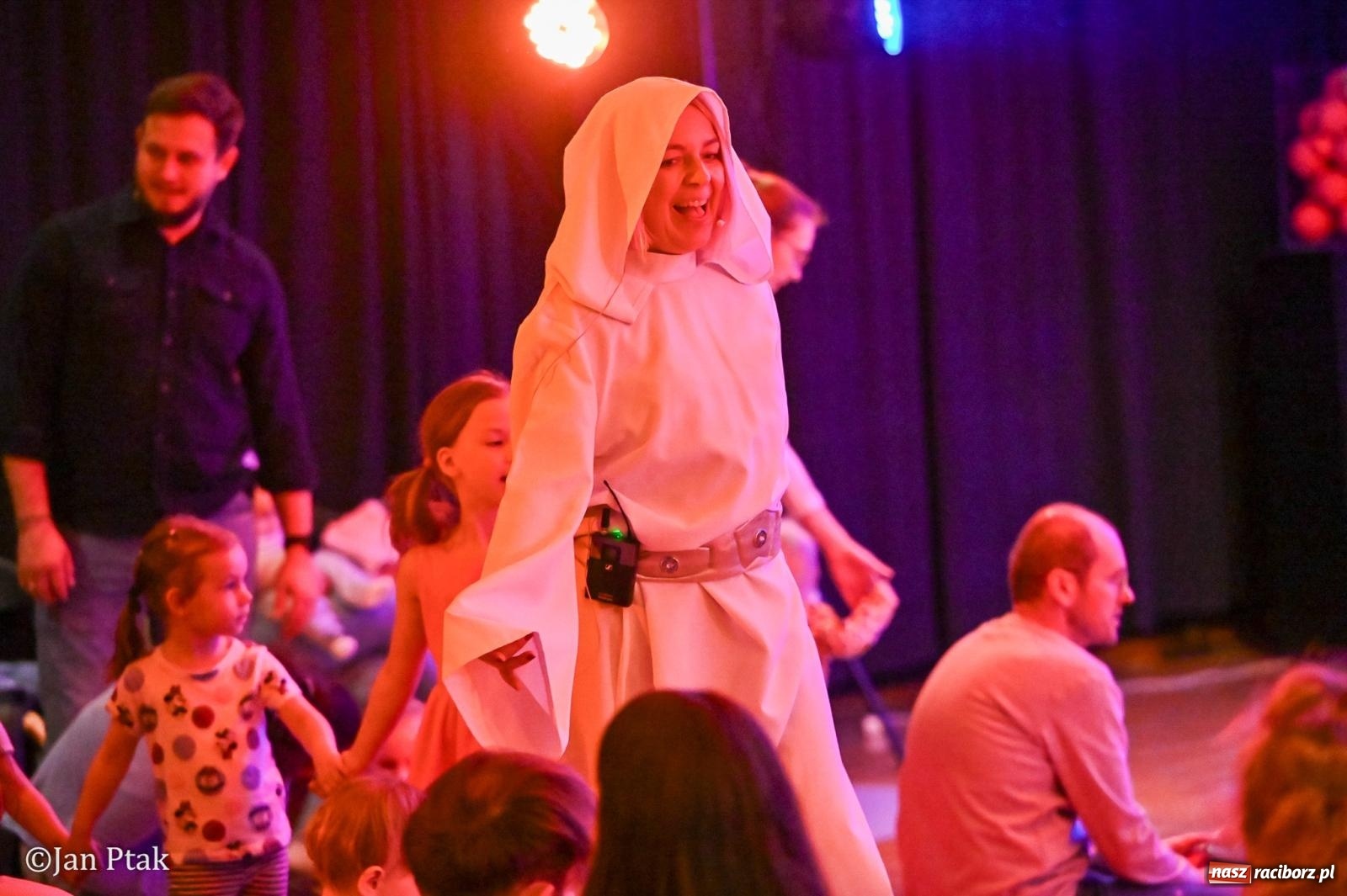 Zdjęcie w galerii na portalu naszraciborz.pl: Od Śnieżki po kosmiczne opowieści. Muzyczna podróż dla najmłodszych w Raciborskim Centrum Kultury wiadomości z regionu