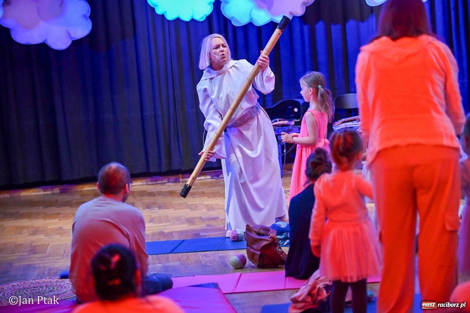 Zdjęcie w galerii na portalu naszraciborz.pl: Od Śnieżki po kosmiczne opowieści. Muzyczna podróż dla najmłodszych w Raciborskim Centrum Kultury wiadomości z regionu