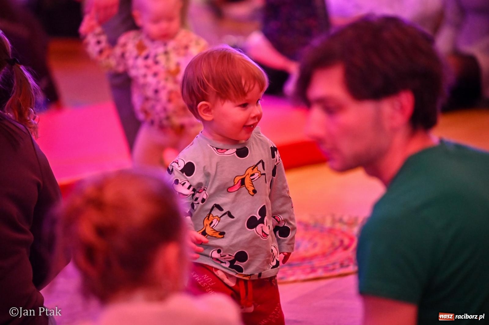 Zdjęcie w galerii na portalu naszraciborz.pl: Od Śnieżki po kosmiczne opowieści. Muzyczna podróż dla najmłodszych w Raciborskim Centrum Kultury wiadomości z regionu