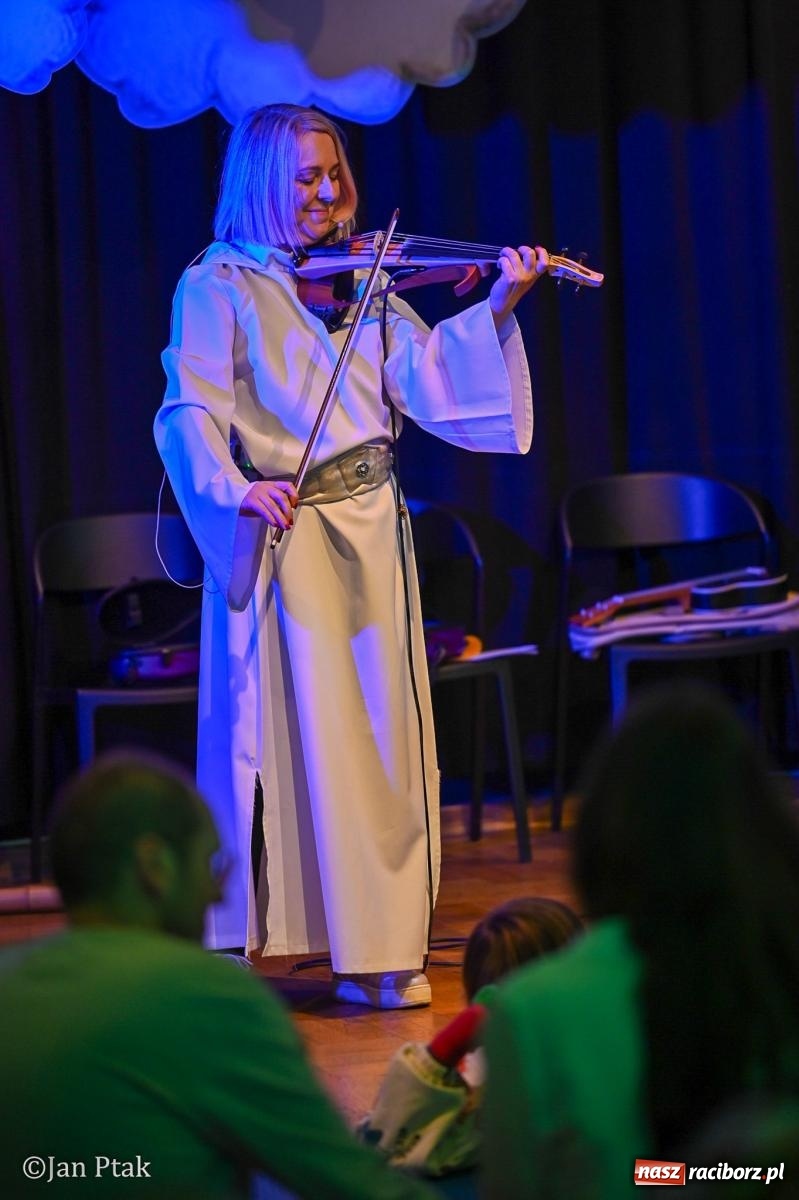 Zdjęcie w galerii na portalu naszraciborz.pl: Od Śnieżki po kosmiczne opowieści. Muzyczna podróż dla najmłodszych w Raciborskim Centrum Kultury wiadomości z regionu