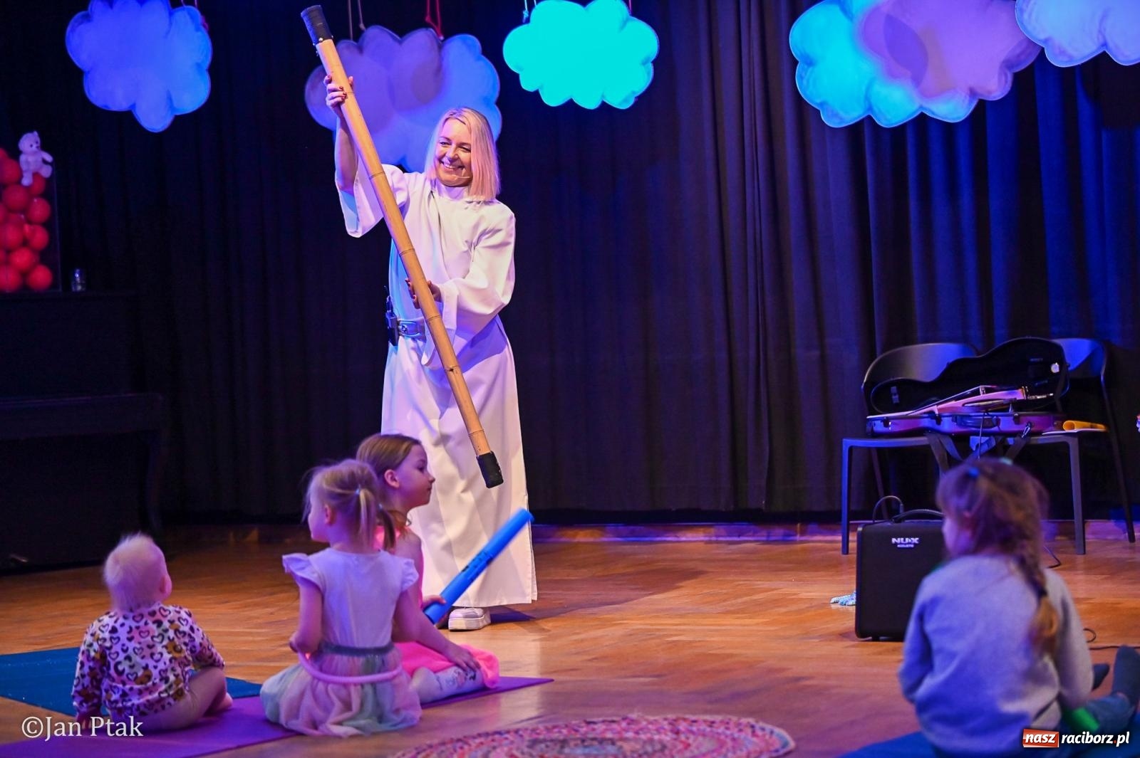 Zdjęcie w galerii na portalu naszraciborz.pl: Od Śnieżki po kosmiczne opowieści. Muzyczna podróż dla najmłodszych w Raciborskim Centrum Kultury wiadomości z regionu