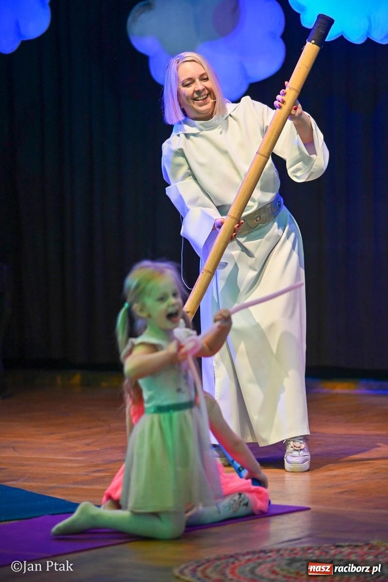 Zdjęcie w galerii na portalu naszraciborz.pl: Od Śnieżki po kosmiczne opowieści. Muzyczna podróż dla najmłodszych w Raciborskim Centrum Kultury wiadomości z regionu