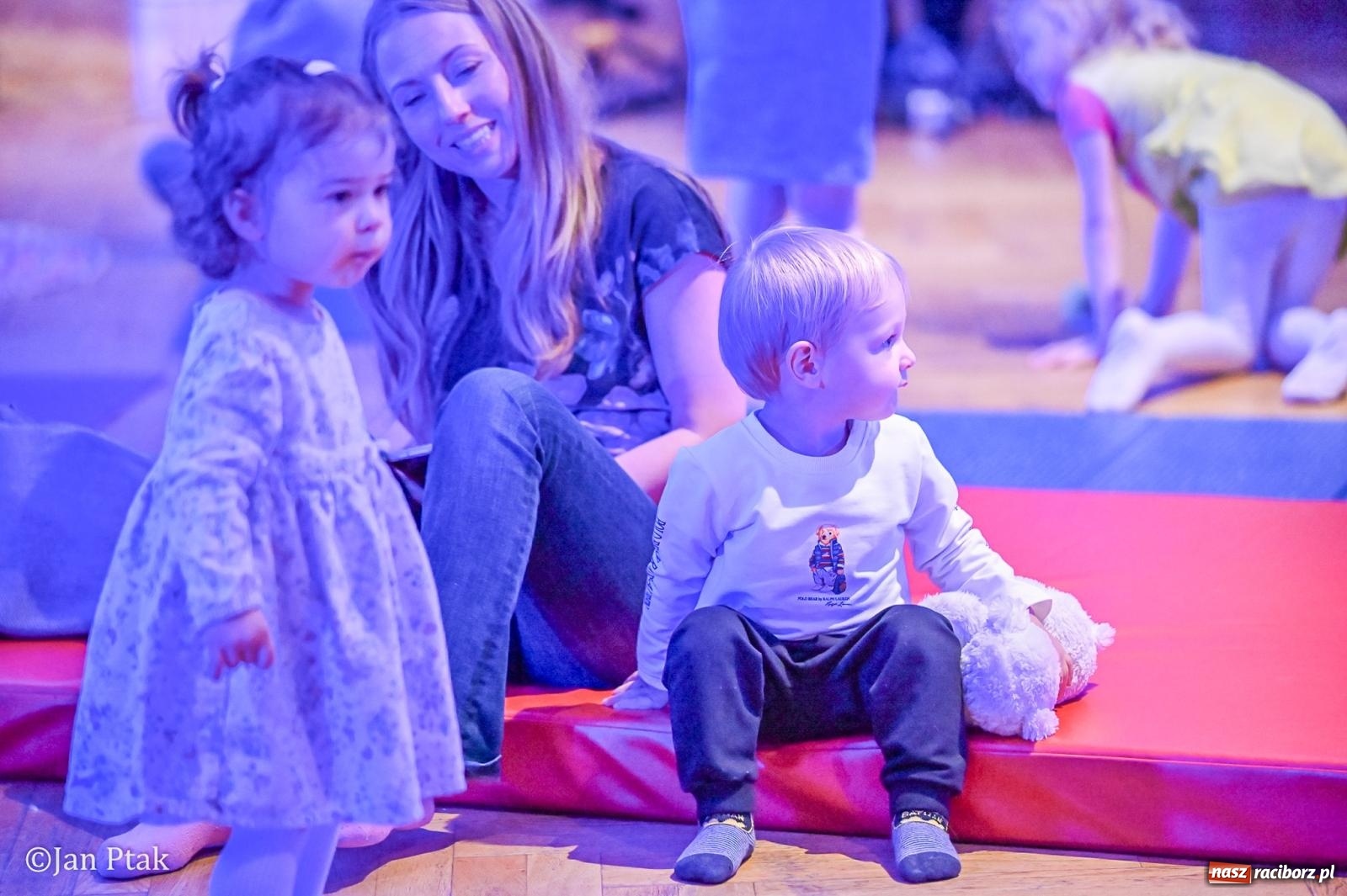 Zdjęcie w galerii na portalu naszraciborz.pl: Od Śnieżki po kosmiczne opowieści. Muzyczna podróż dla najmłodszych w Raciborskim Centrum Kultury wiadomości z regionu
