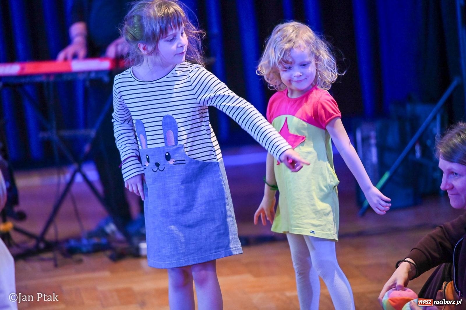 Zdjęcie w galerii na portalu naszraciborz.pl: Od Śnieżki po kosmiczne opowieści. Muzyczna podróż dla najmłodszych w Raciborskim Centrum Kultury wiadomości z regionu