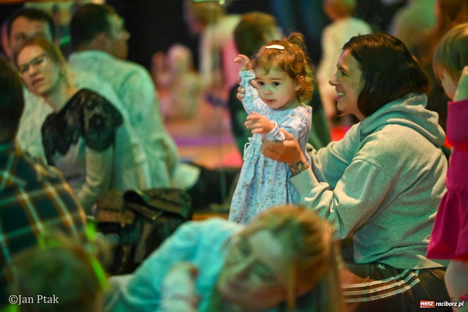 Zdjęcie w galerii na portalu naszraciborz.pl: Od Śnieżki po kosmiczne opowieści. Muzyczna podróż dla najmłodszych w Raciborskim Centrum Kultury wiadomości z regionu