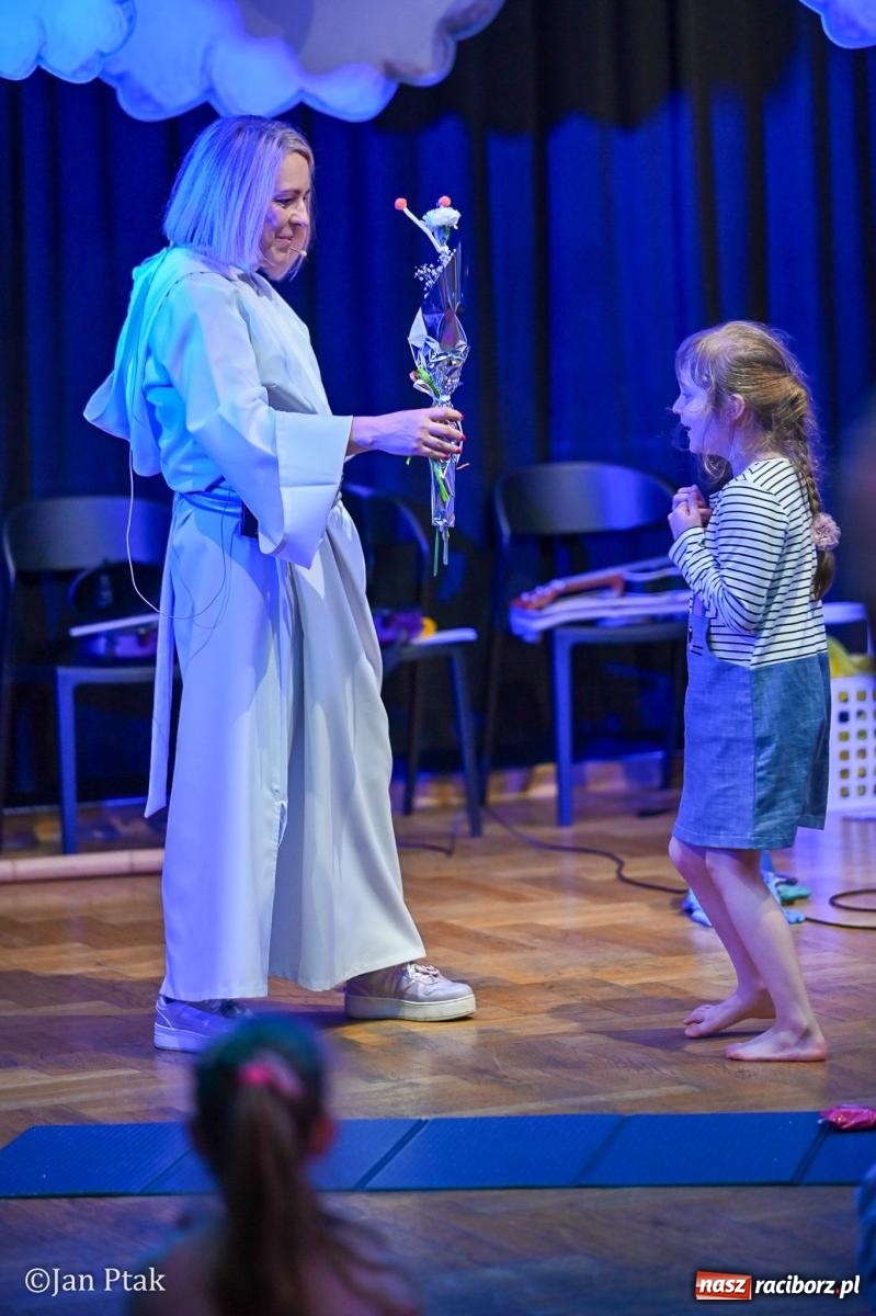 Zdjęcie w galerii na portalu naszraciborz.pl: Od Śnieżki po kosmiczne opowieści. Muzyczna podróż dla najmłodszych w Raciborskim Centrum Kultury wiadomości z regionu