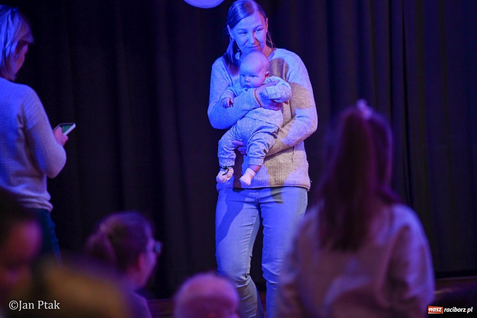 Zdjęcie w galerii na portalu naszraciborz.pl: Od Śnieżki po kosmiczne opowieści. Muzyczna podróż dla najmłodszych w Raciborskim Centrum Kultury wiadomości z regionu