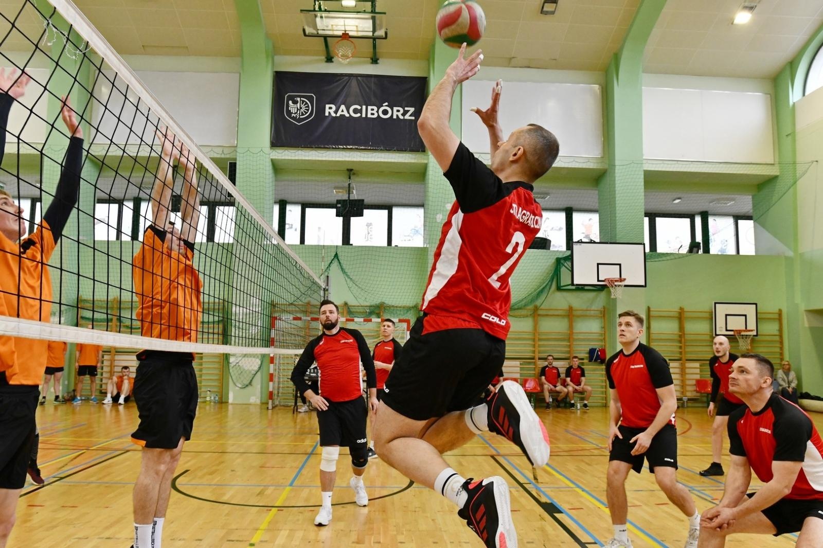 Zdjęcie w galerii na portalu naszraciborz.pl: Wysokie loty i mocne zbicia – raciborscy mundurowi pokazali, co potrafią! wiadomości z regionu