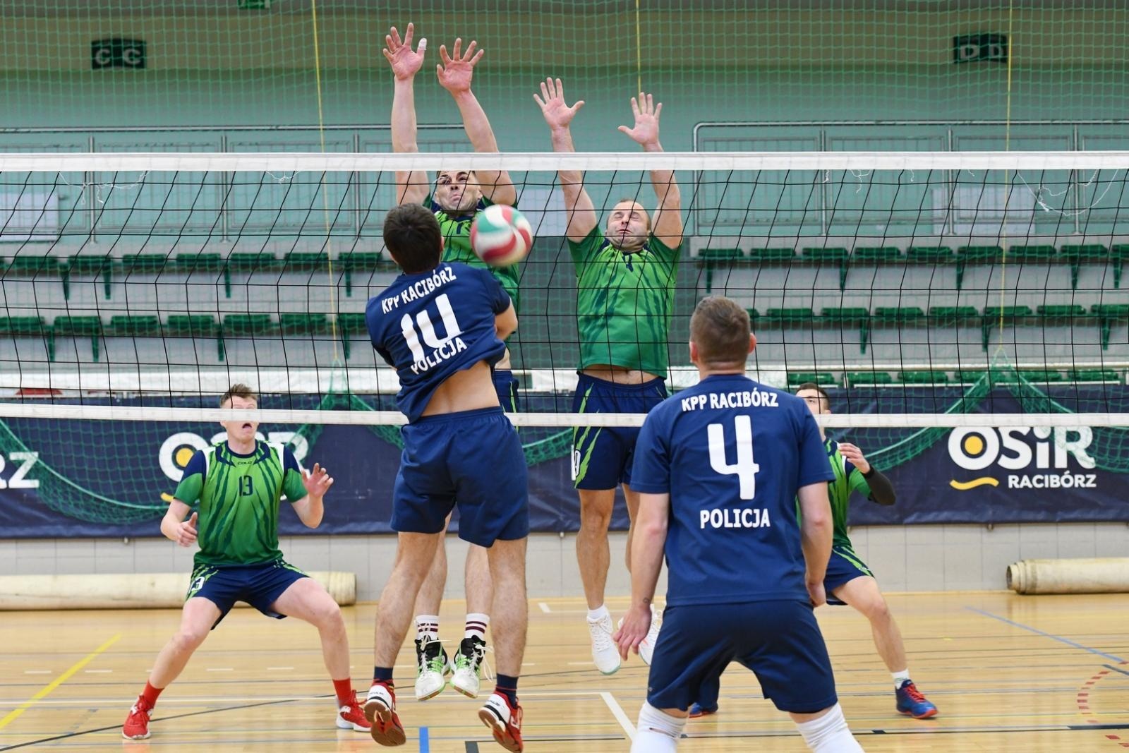 Zdjęcie w galerii na portalu naszraciborz.pl: Wysokie loty i mocne zbicia – raciborscy mundurowi pokazali, co potrafią! wiadomości z regionu