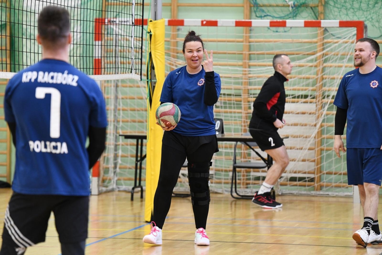 Zdjęcie w galerii na portalu naszraciborz.pl: Wysokie loty i mocne zbicia – raciborscy mundurowi pokazali, co potrafią! wiadomości z regionu