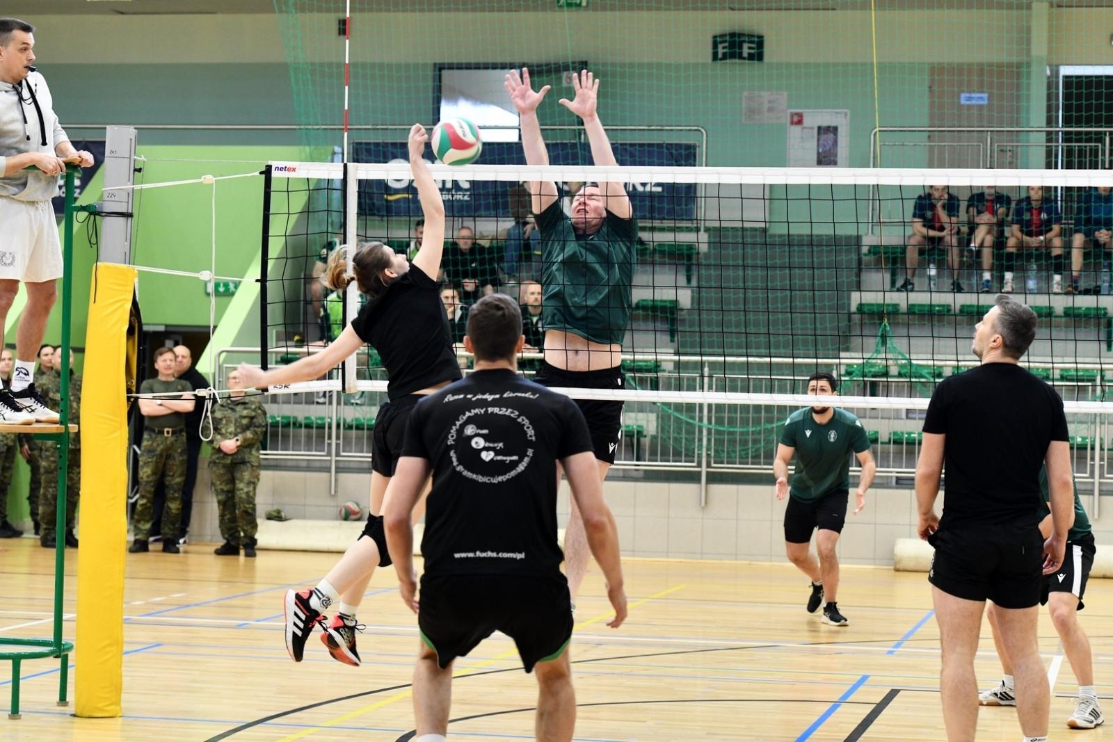 Zdjęcie w galerii na portalu naszraciborz.pl: Wysokie loty i mocne zbicia – raciborscy mundurowi pokazali, co potrafią! wiadomości z regionu