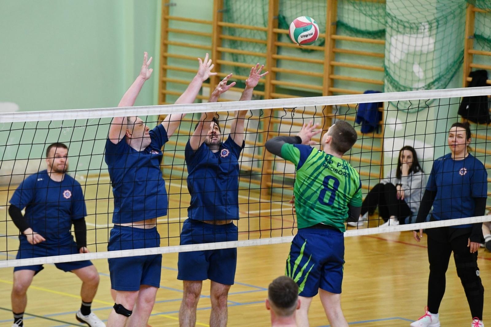 Zdjęcie w galerii na portalu naszraciborz.pl: Wysokie loty i mocne zbicia – raciborscy mundurowi pokazali, co potrafią! wiadomości z regionu