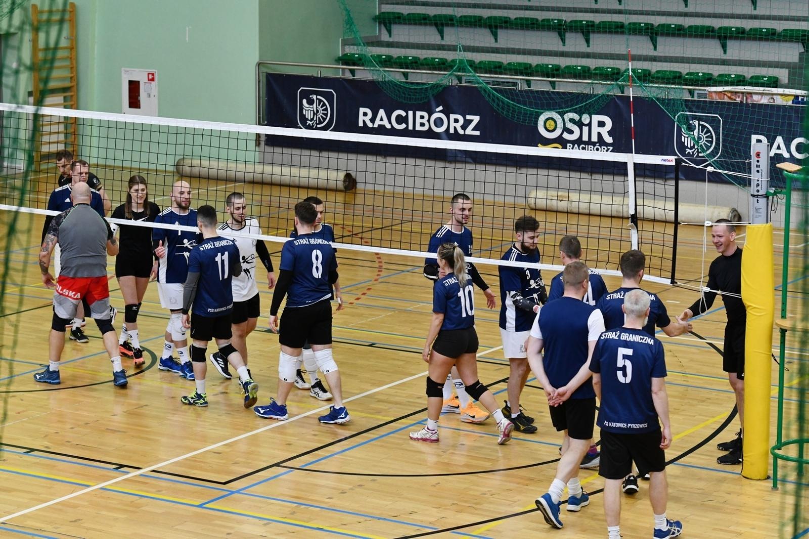 Zdjęcie w galerii na portalu naszraciborz.pl: Wysokie loty i mocne zbicia – raciborscy mundurowi pokazali, co potrafią! wiadomości z regionu