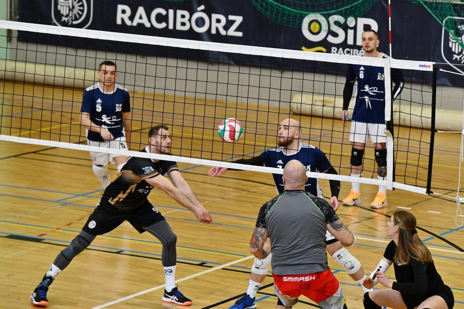 Zdjęcie w galerii na portalu naszraciborz.pl: Wysokie loty i mocne zbicia – raciborscy mundurowi pokazali, co potrafią! wiadomości z regionu