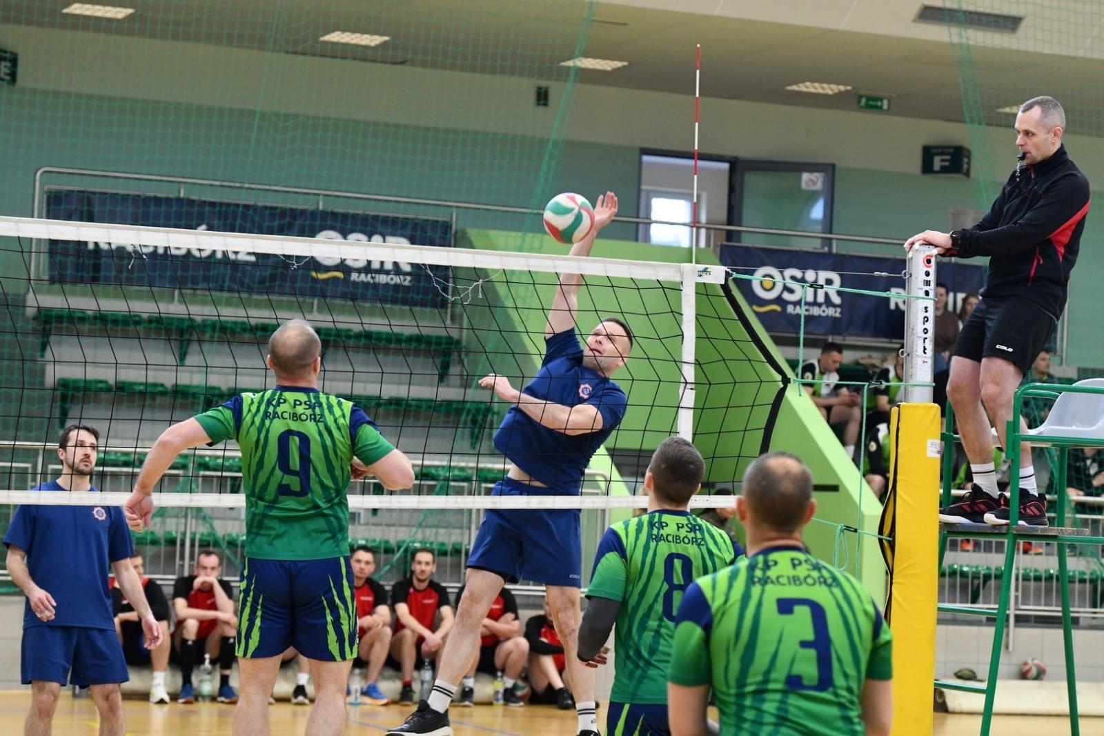 Zdjęcie w galerii na portalu naszraciborz.pl: Wysokie loty i mocne zbicia – raciborscy mundurowi pokazali, co potrafią! wiadomości z regionu