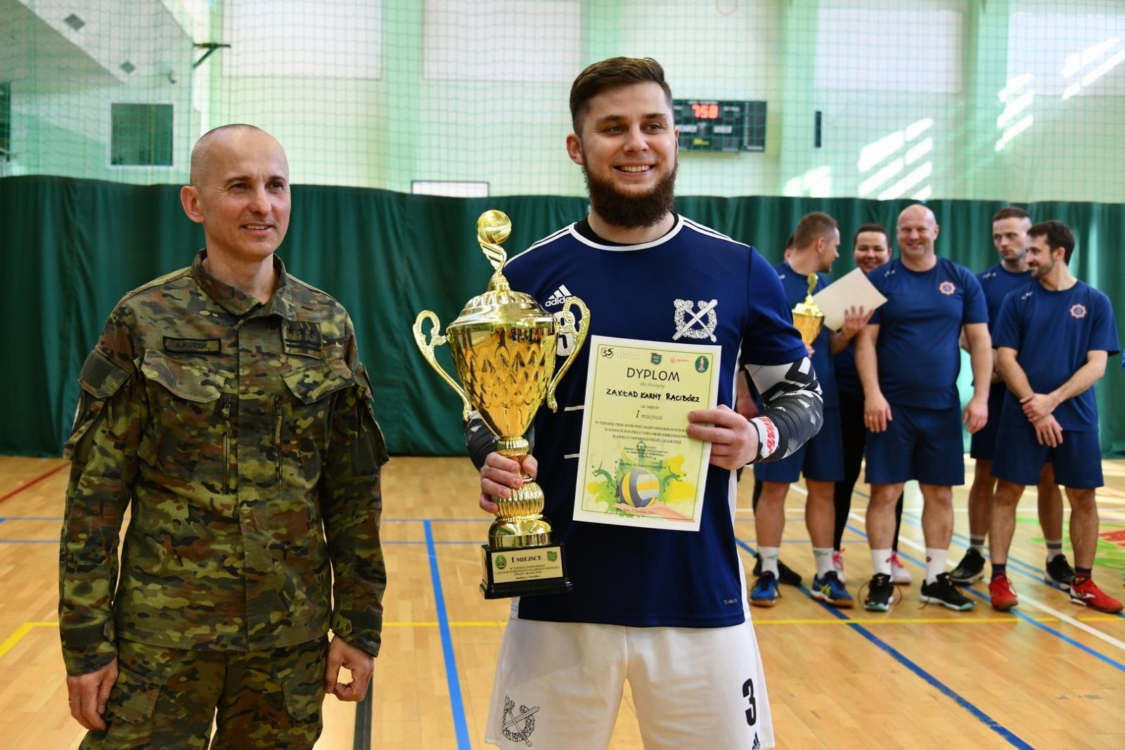 Zdjęcie w galerii na portalu naszraciborz.pl: Wysokie loty i mocne zbicia – raciborscy mundurowi pokazali, co potrafią! wiadomości z regionu