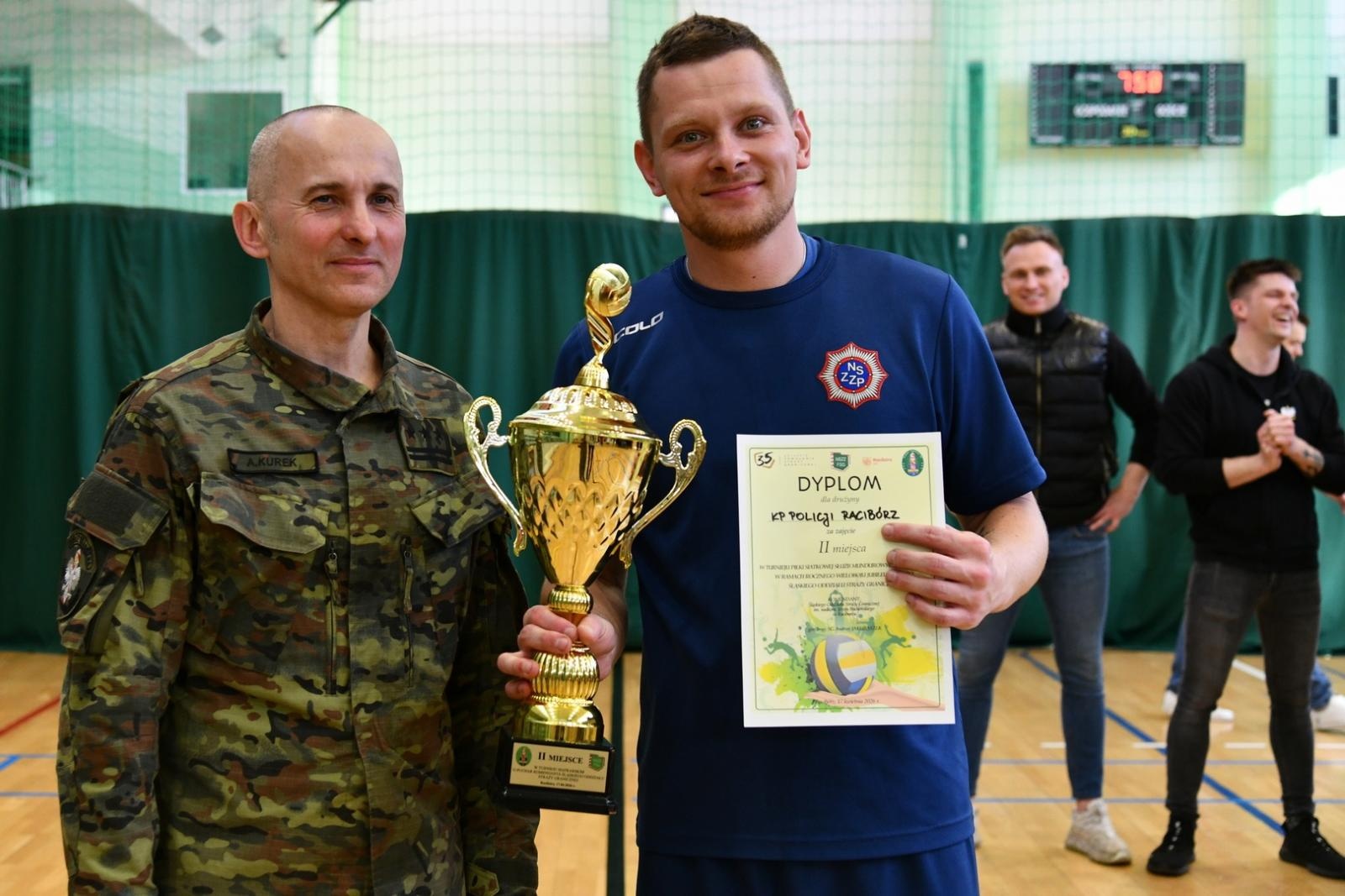Zdjęcie w galerii na portalu naszraciborz.pl: Wysokie loty i mocne zbicia – raciborscy mundurowi pokazali, co potrafią! wiadomości z regionu