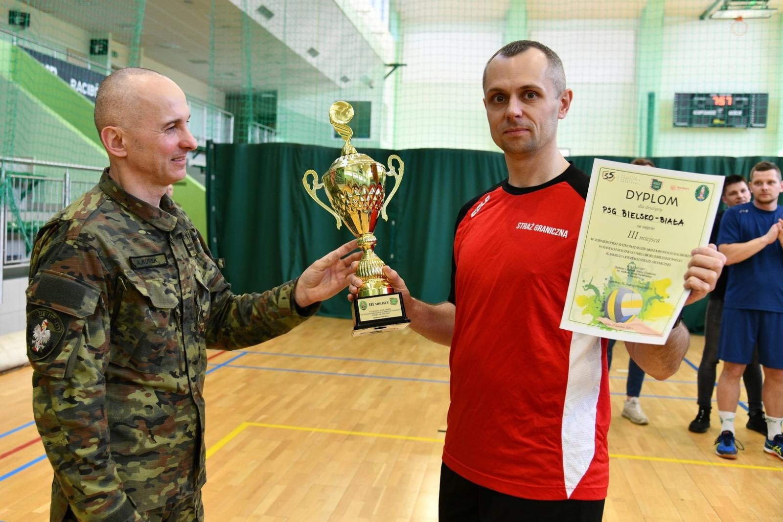 Zdjęcie w galerii na portalu naszraciborz.pl: Wysokie loty i mocne zbicia – raciborscy mundurowi pokazali, co potrafią! wiadomości z regionu