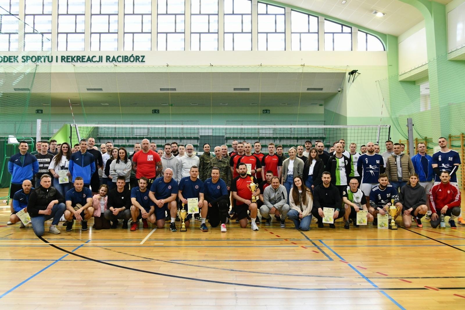 Zdjęcie w galerii na portalu naszraciborz.pl: Wysokie loty i mocne zbicia – raciborscy mundurowi pokazali, co potrafią! wiadomości z regionu