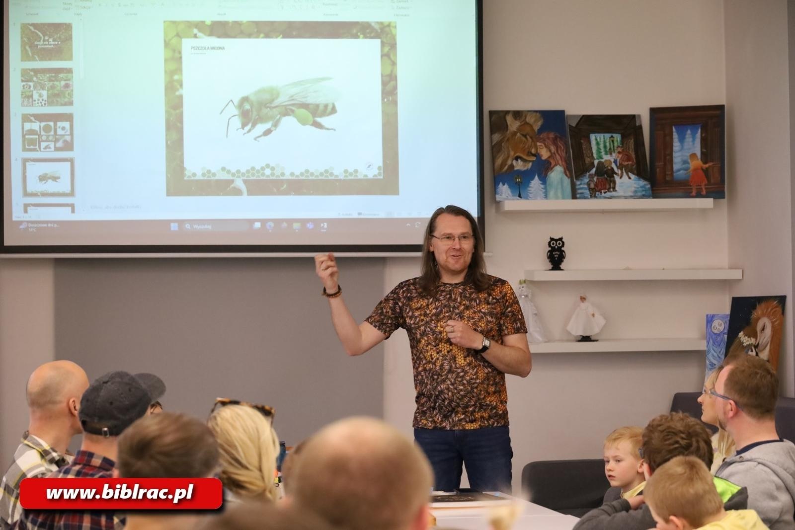 Zdjęcie w galerii na portalu naszraciborz.pl: Tajemnice pszczół odkryte w Klubie Ojca w raciborskiej bibliotece wiadomości z regionu