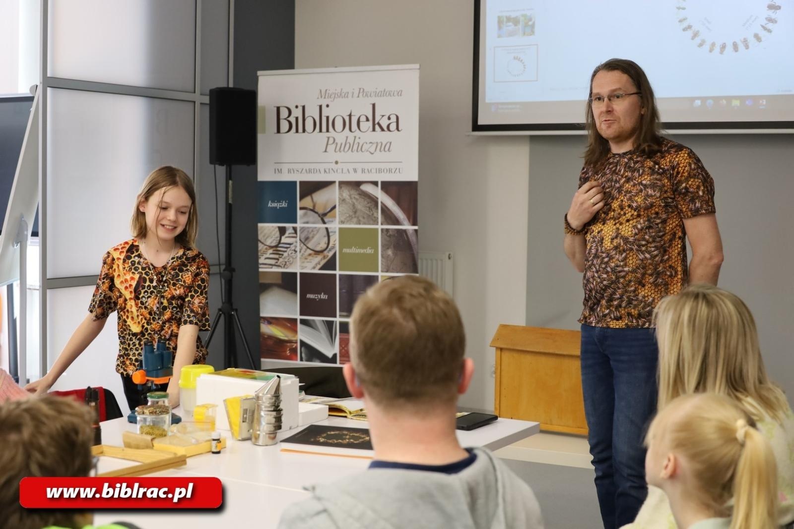 Zdjęcie w galerii na portalu naszraciborz.pl: Tajemnice pszczół odkryte w Klubie Ojca w raciborskiej bibliotece wiadomości z regionu