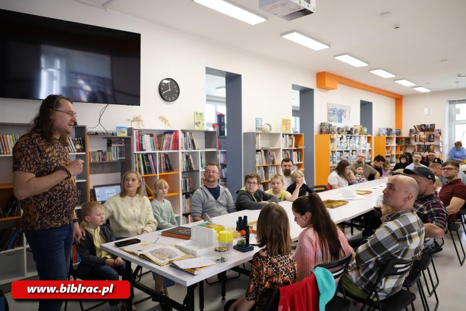 Zdjęcie w galerii na portalu naszraciborz.pl: Tajemnice pszczół odkryte w Klubie Ojca w raciborskiej bibliotece wiadomości z regionu