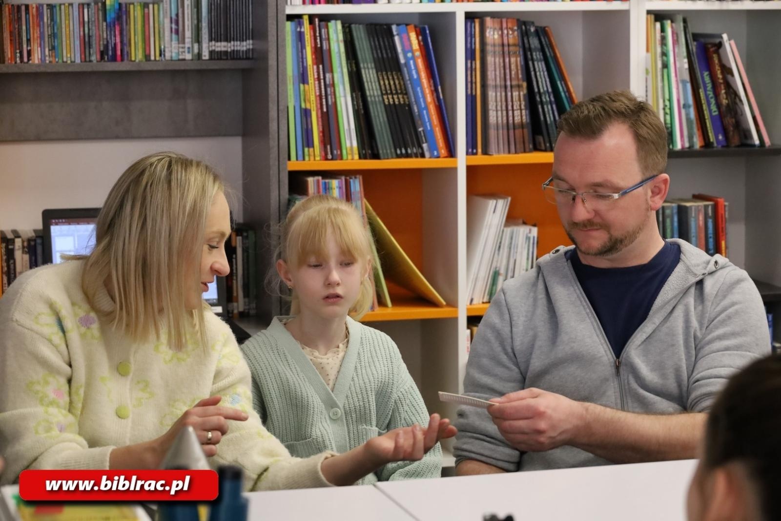 Zdjęcie w galerii na portalu naszraciborz.pl: Tajemnice pszczół odkryte w Klubie Ojca w raciborskiej bibliotece wiadomości z regionu