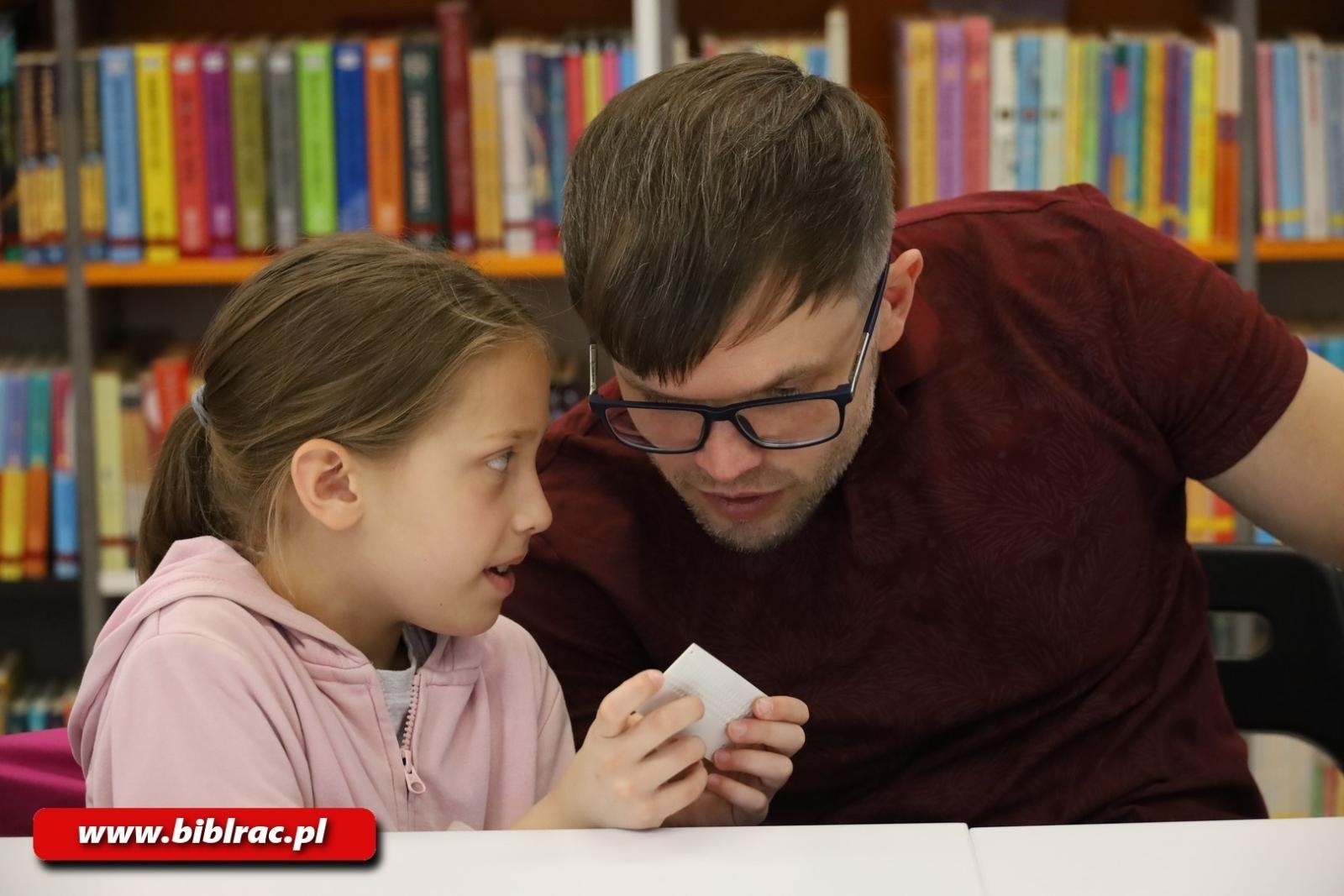 Zdjęcie w galerii na portalu naszraciborz.pl: Tajemnice pszczół odkryte w Klubie Ojca w raciborskiej bibliotece wiadomości z regionu