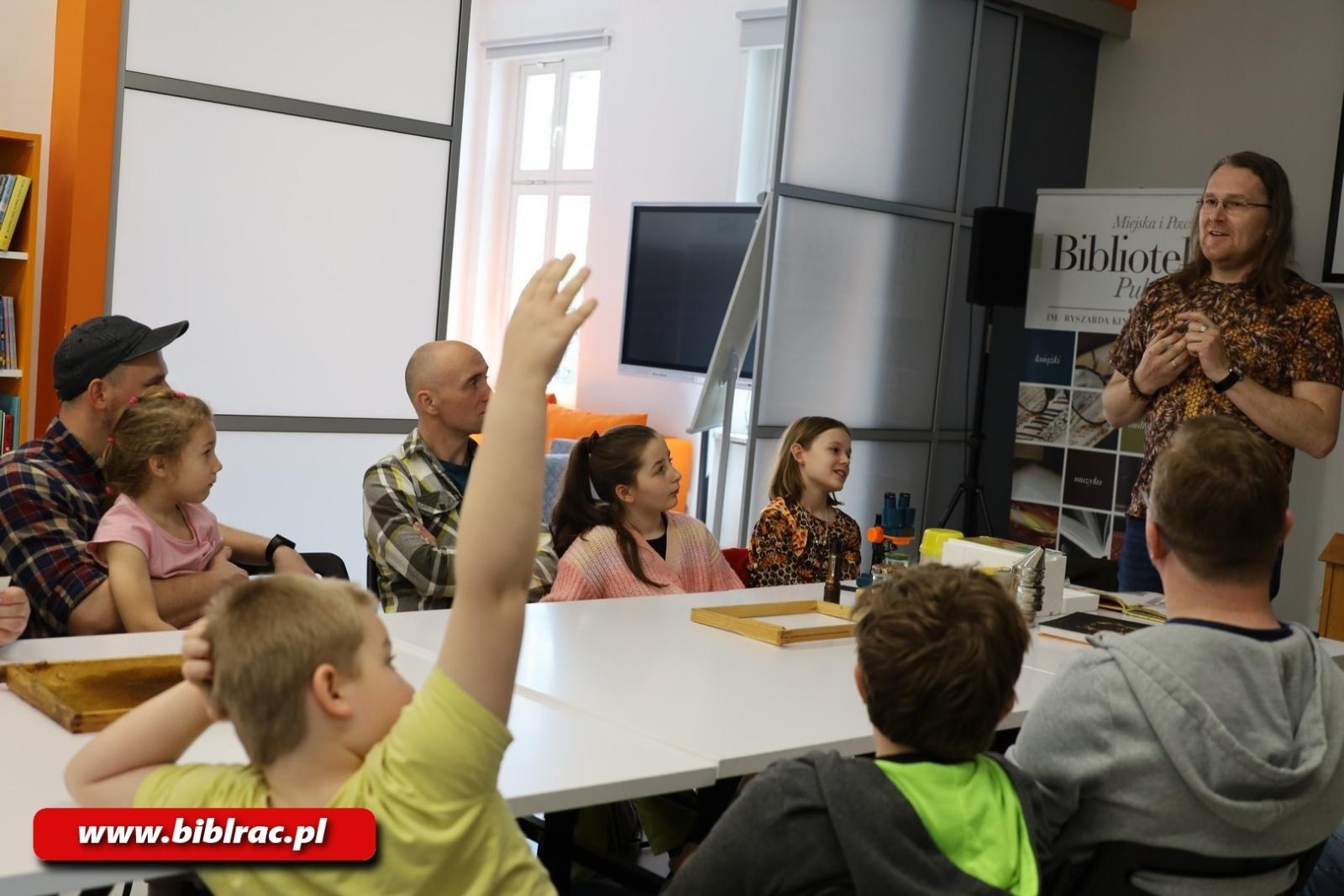 Zdjęcie w galerii na portalu naszraciborz.pl: Tajemnice pszczół odkryte w Klubie Ojca w raciborskiej bibliotece wiadomości z regionu