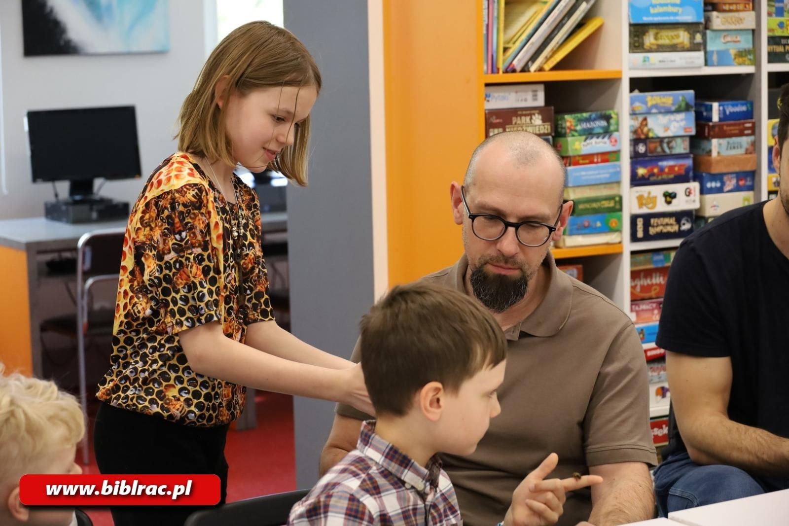 Zdjęcie w galerii na portalu naszraciborz.pl: Tajemnice pszczół odkryte w Klubie Ojca w raciborskiej bibliotece wiadomości z regionu