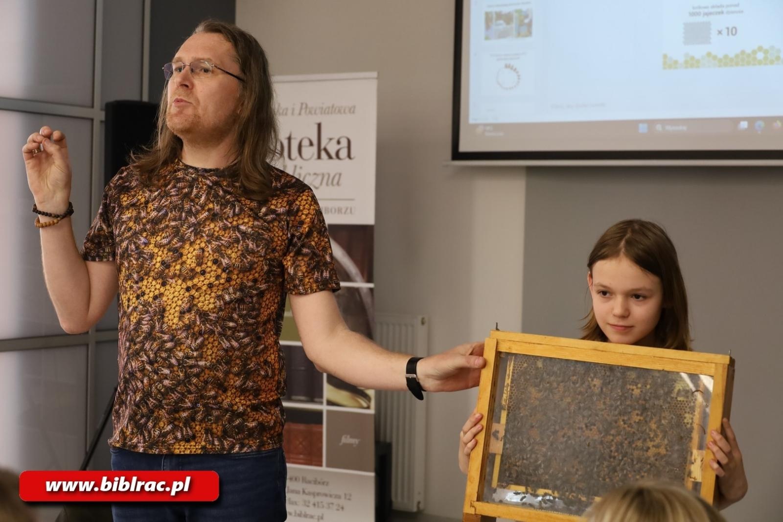 Zdjęcie w galerii na portalu naszraciborz.pl: Tajemnice pszczół odkryte w Klubie Ojca w raciborskiej bibliotece wiadomości z regionu