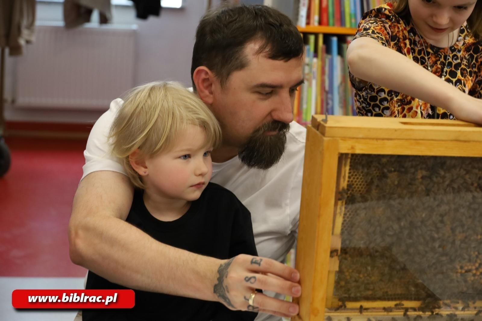 Zdjęcie w galerii na portalu naszraciborz.pl: Tajemnice pszczół odkryte w Klubie Ojca w raciborskiej bibliotece wiadomości z regionu
