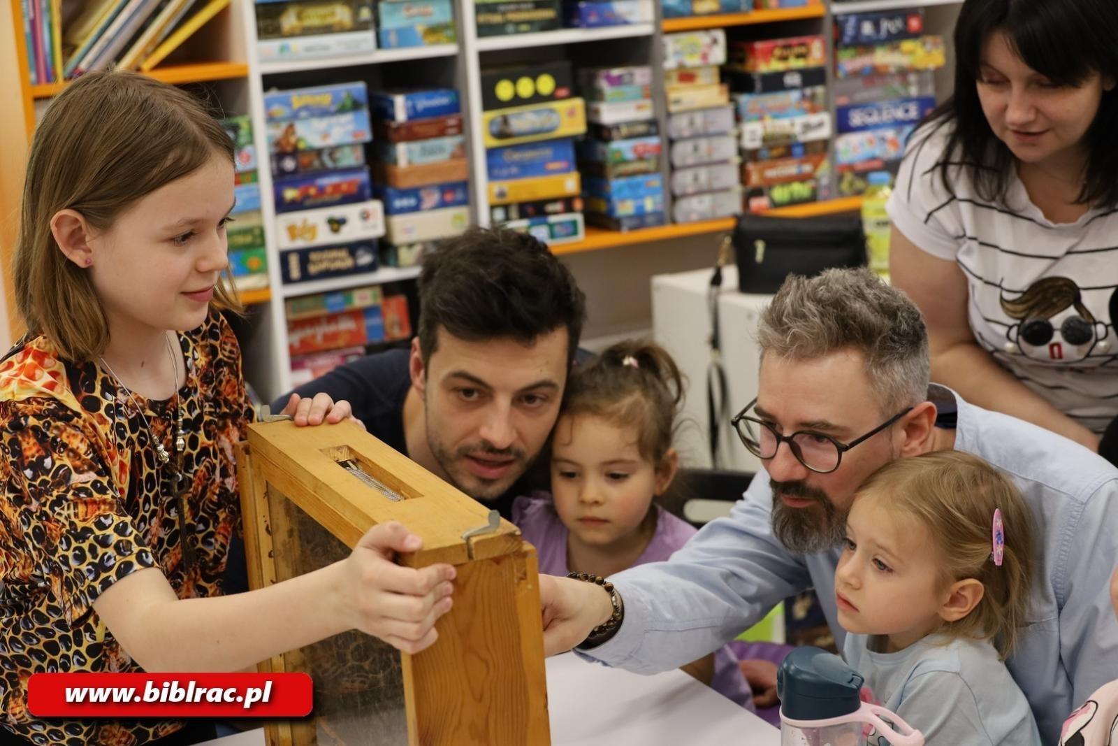 Zdjęcie w galerii na portalu naszraciborz.pl: Tajemnice pszczół odkryte w Klubie Ojca w raciborskiej bibliotece wiadomości z regionu