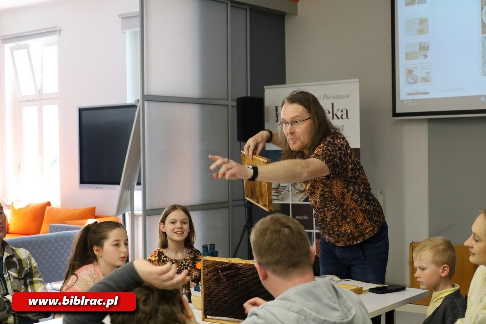 Zdjęcie w galerii na portalu naszraciborz.pl: Tajemnice pszczół odkryte w Klubie Ojca w raciborskiej bibliotece wiadomości z regionu