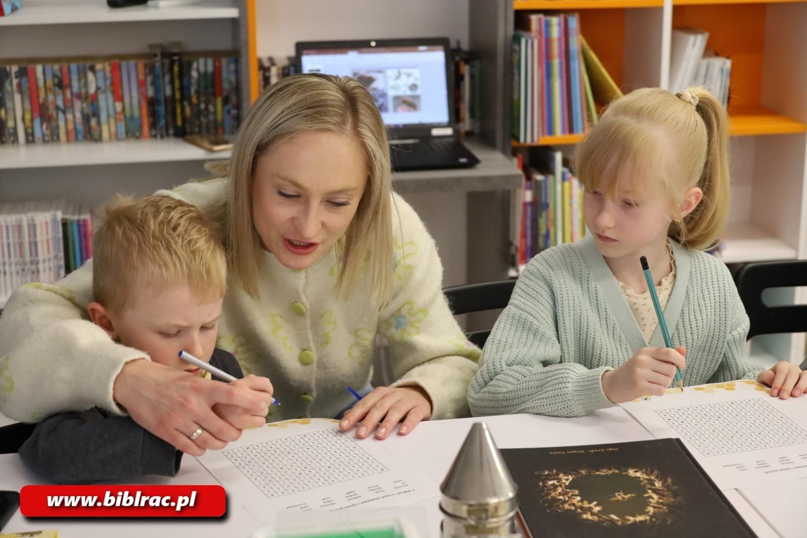 Zdjęcie w galerii na portalu naszraciborz.pl: Tajemnice pszczół odkryte w Klubie Ojca w raciborskiej bibliotece wiadomości z regionu
