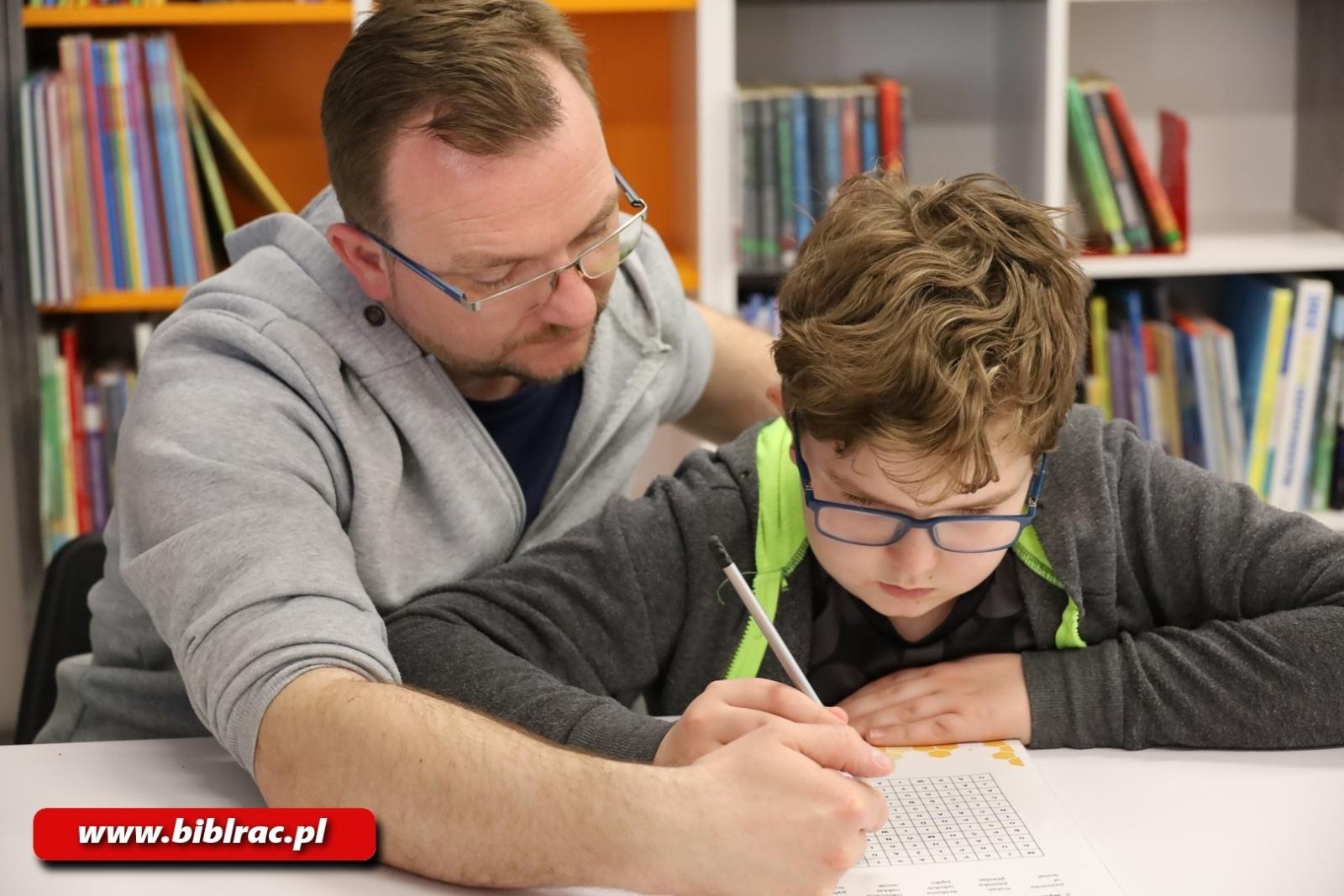 Zdjęcie w galerii na portalu naszraciborz.pl: Tajemnice pszczół odkryte w Klubie Ojca w raciborskiej bibliotece wiadomości z regionu