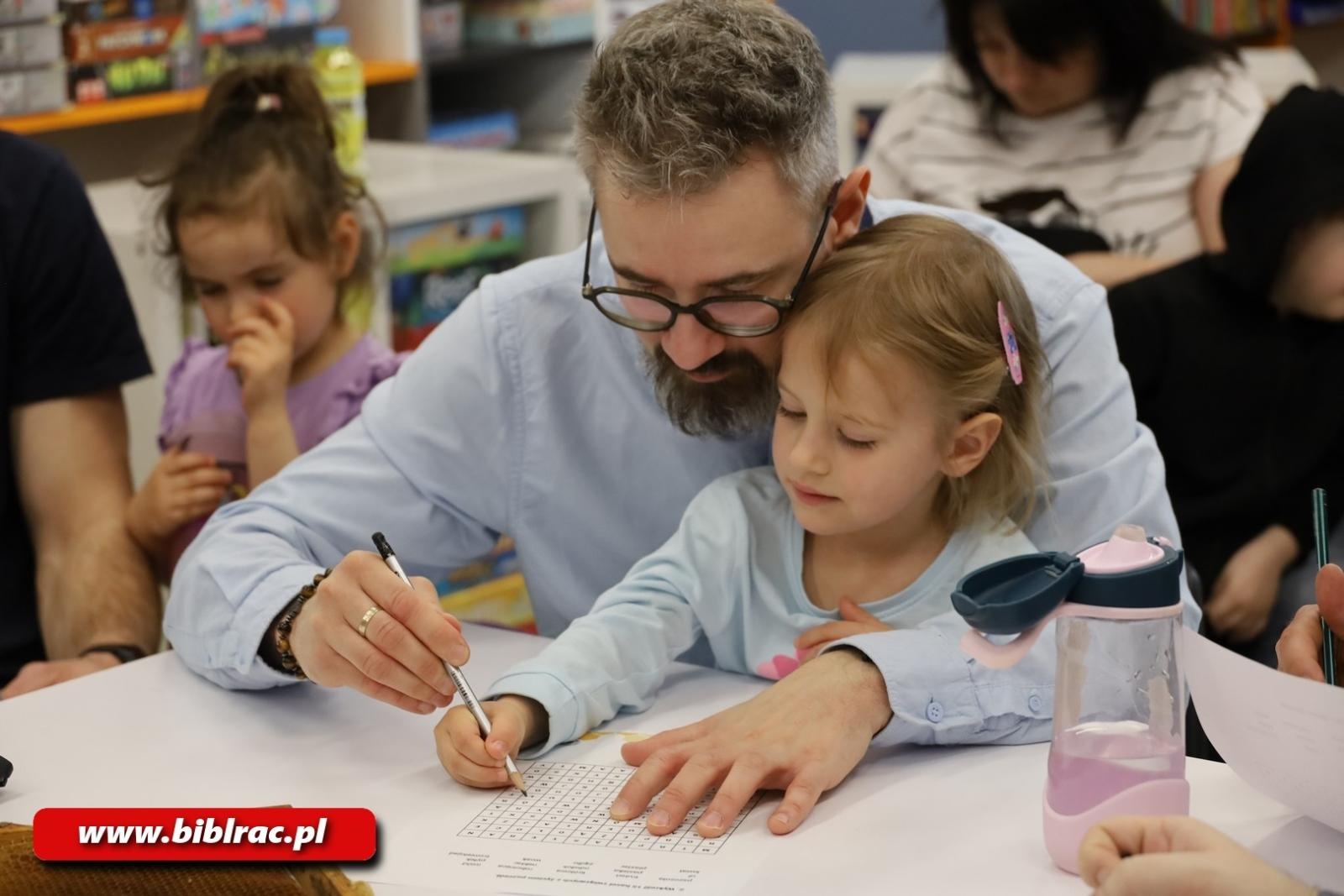 Zdjęcie w galerii na portalu naszraciborz.pl: Tajemnice pszczół odkryte w Klubie Ojca w raciborskiej bibliotece wiadomości z regionu
